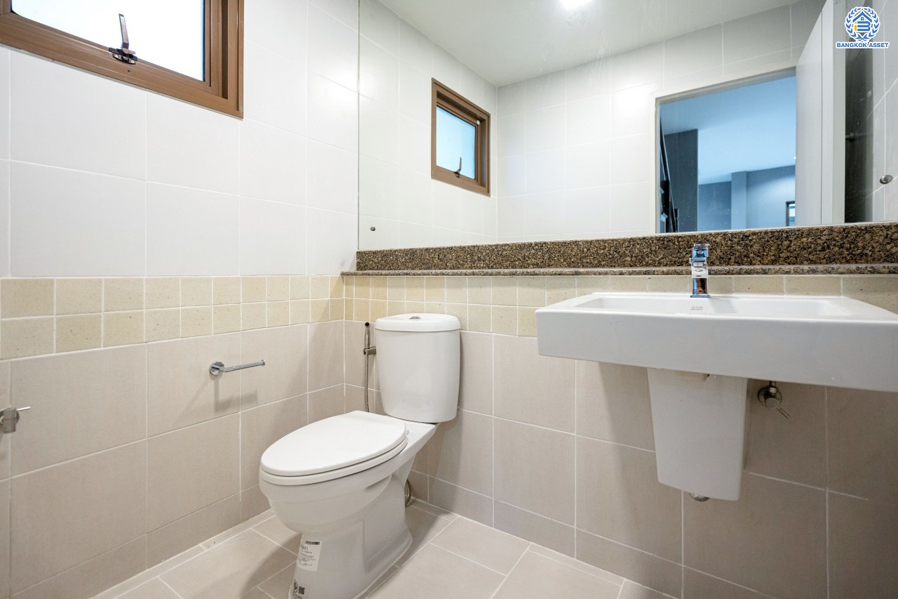 บ้านมือสองตกแต่งใหม่ ทำเลใจกลางเมือง โครงการ บุราสิริ งามวงศ์วาน-ประชาชื่น บ้านหลังใหญ่ เนื้อที่ 56.2 ตร.ว. ฟังก์ชัน 3 ห้องนอน 3 ห้องน้ำ 2 ที่จอดรถ พื้นที่ใช้สอย 183 ตร.ม. เชื่อมต่อถนนหลายสาย ใกล้เดอะมอลล์ งามวงศ์วาน และจุดขึ้นทางด่วนงามวงศ์วาน